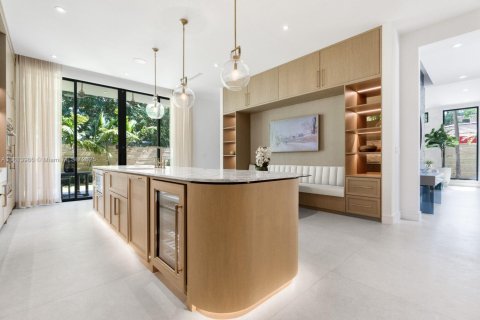 House in Miami, Florida 5 bedrooms, 399.85 sq.m. № 1762663 - photo 5