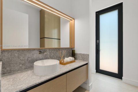 House in Miami, Florida 5 bedrooms, 399.85 sq.m. № 1762663 - photo 11