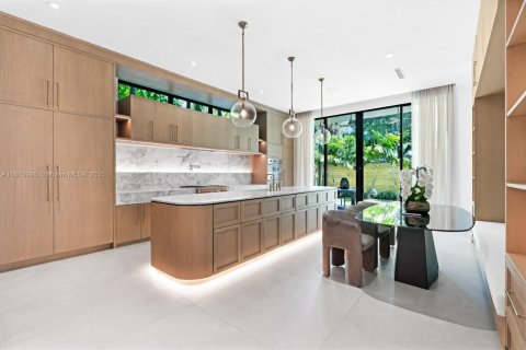 House in Miami, Florida 5 bedrooms, 399.85 sq.m. № 1762663 - photo 3