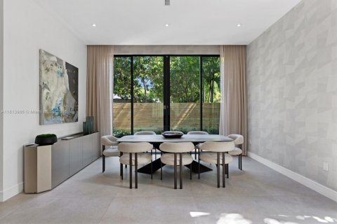 House in Miami, Florida 5 bedrooms, 399.85 sq.m. № 1762663 - photo 8