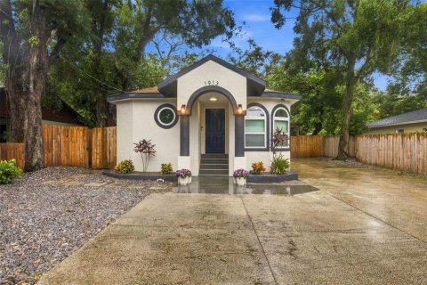House in Tampa, Florida 5 bedrooms, 148.83 sq.m. № 2322833