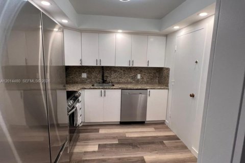 Copropriété à louer à Hollywood, Floride: 1 chambre, 83.61 m2 № 2076502 - photo 2