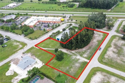 Propiedad comercial en venta en Cape Coral, Florida № 2032368 - foto 2
