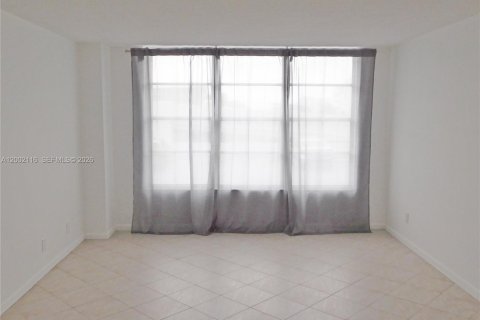 Condo in Hollywood, Florida, 3 bedrooms  № 2067509 - photo 8