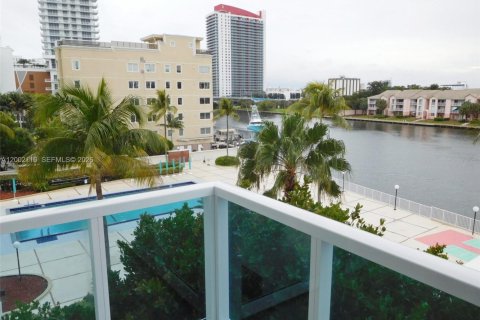 Condo in Hollywood, Florida, 3 bedrooms  № 2067509 - photo 16