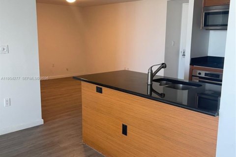 Condominio en Miami, Florida, 1 dormitorio  № 2009095