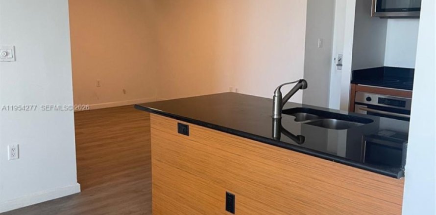 Condominio en Miami, Florida, 1 dormitorio  № 2009095