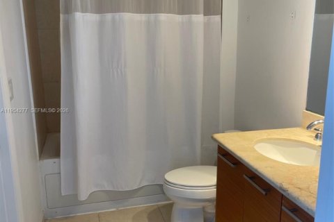Condominio en alquiler en Miami, Florida, 1 dormitorio, 74.32 m2 № 2009095 - foto 2