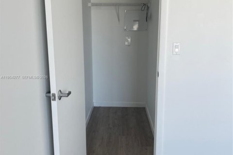 Condominio en alquiler en Miami, Florida, 1 dormitorio, 74.32 m2 № 2009095 - foto 10