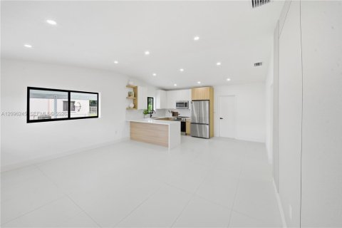 Casa en venta en Miami Gardens, Florida, 4 dormitorios, 139.35 m2 № 2393309 - foto 14