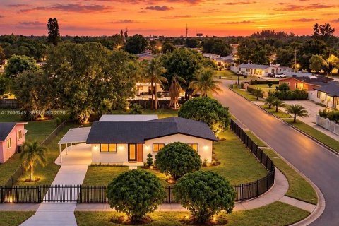 Casa en Miami Gardens, Florida 4 dormitorios, 139.35 m2 № 2393309