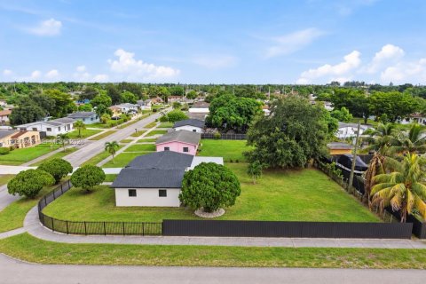 Casa en venta en Miami Gardens, Florida, 4 dormitorios, 139.35 m2 № 2393309 - foto 27