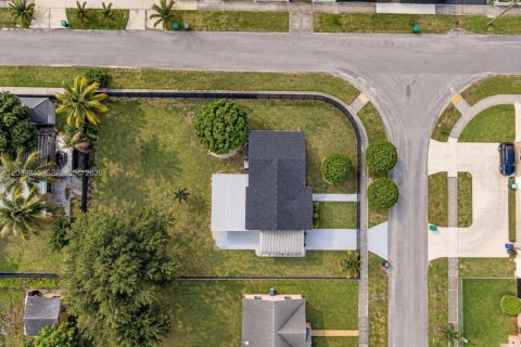 Casa en venta en Miami Gardens, Florida, 4 dormitorios, 139.35 m2 № 2393309 - foto 26