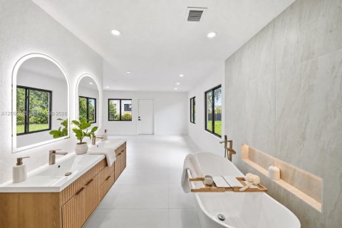 Casa en venta en Miami Gardens, Florida, 4 dormitorios, 139.35 m2 № 2393309 - foto 20