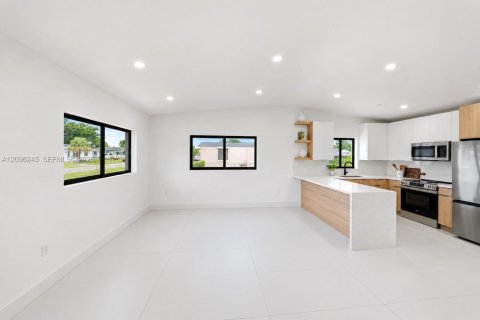 Casa en venta en Miami Gardens, Florida, 4 dormitorios, 139.35 m2 № 2393309 - foto 2