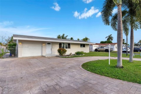 House in Pembroke Pines, Florida 2 bedrooms, 81.2 sq.m. № 1970194 - photo 7