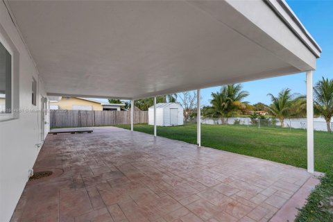 House in Pembroke Pines, Florida 2 bedrooms, 81.2 sq.m. № 1970194 - photo 24