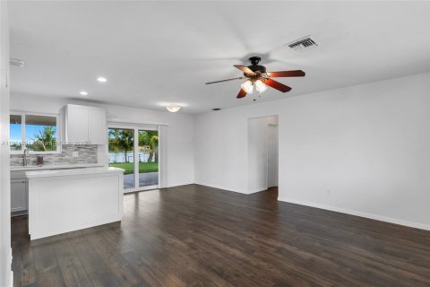 House in Pembroke Pines, Florida 2 bedrooms, 81.2 sq.m. № 1970194 - photo 11