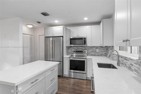 House in Pembroke Pines, Florida 2 bedrooms, 81.2 sq.m. № 1970194 - photo 18