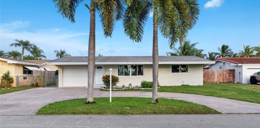 House in Pembroke Pines, Florida 2 bedrooms, 81.2 sq.m. № 1970194