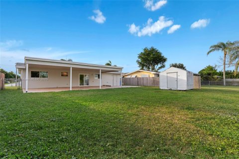 House in Pembroke Pines, Florida 2 bedrooms, 81.2 sq.m. № 1970194 - photo 28