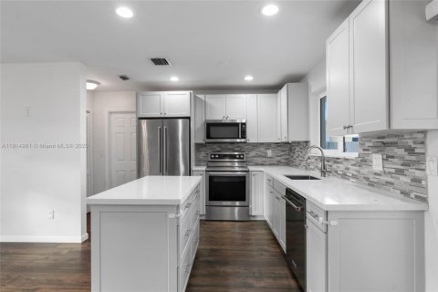 House in Pembroke Pines, Florida 2 bedrooms, 81.2 sq.m. № 1970194 - photo 17