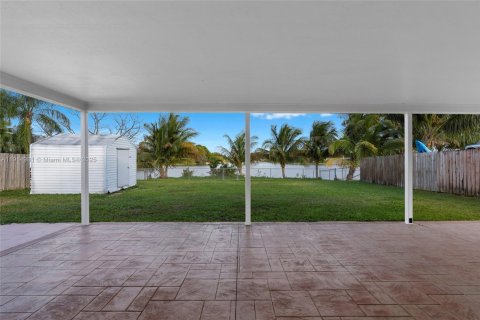 House in Pembroke Pines, Florida 2 bedrooms, 81.2 sq.m. № 1970194 - photo 26