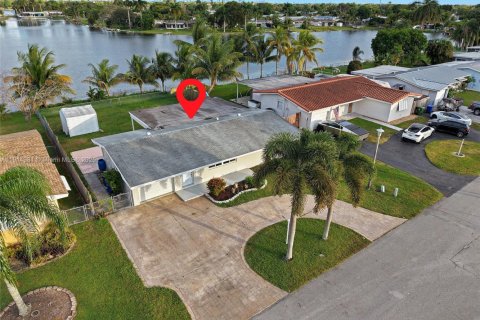 House in Pembroke Pines, Florida 2 bedrooms, 81.2 sq.m. № 1970194 - photo 2