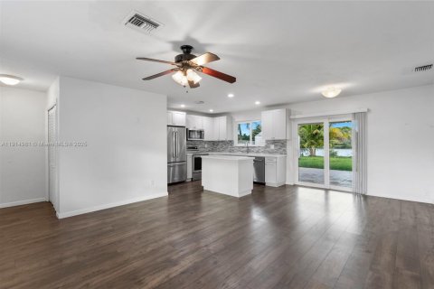 House in Pembroke Pines, Florida 2 bedrooms, 81.2 sq.m. № 1970194 - photo 12