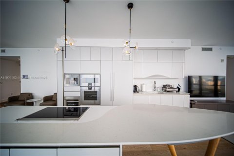 Condominio en venta en Sunny Isles Beach, Florida, 4 dormitorios, 280.75 m2 № 2012841 - foto 11