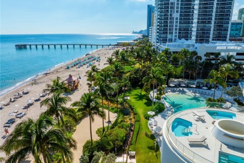 Condominio en venta en Sunny Isles Beach, Florida, 4 dormitorios, 280.75 m2 № 2012841 - foto 2