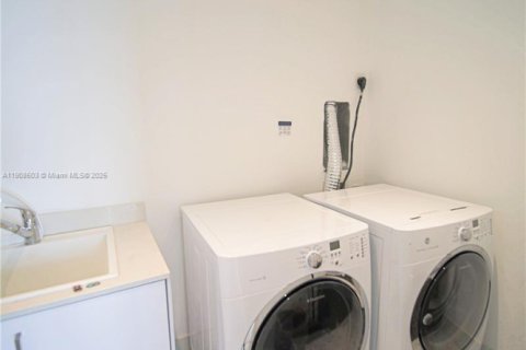 Condominio en venta en Sunny Isles Beach, Florida, 4 dormitorios, 280.75 m2 № 2012841 - foto 18