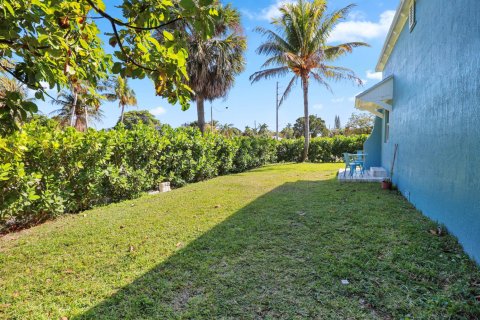 House in Lake Park, Florida 3 bedrooms, 130.25 sq.m. № 2261726 - photo 15