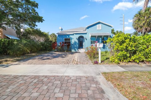 House in Lake Park, Florida 3 bedrooms, 130.25 sq.m. № 2261726 - photo 2