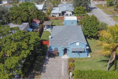 House in Lake Park, Florida 3 bedrooms, 130.25 sq.m. № 2261726 - photo 6