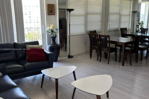 Condo in Aventura, Florida, 2 bedrooms  № 1921811 - photo 12