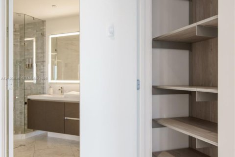 Condo in Miami, Florida, 1 bedroom  № 2401525 - photo 16