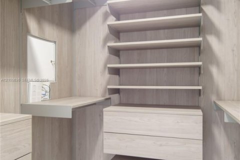 Condo in Miami, Florida, 1 bedroom  № 2401525 - photo 15
