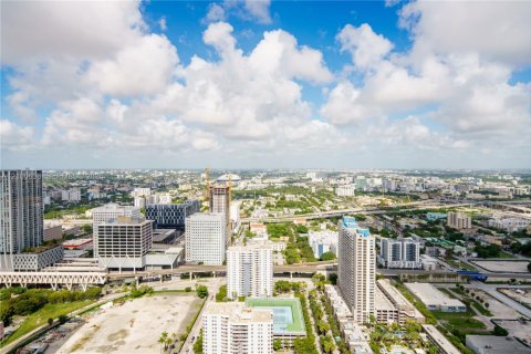 Condo in Miami, Florida, 1 bedroom  № 2401525 - photo 2