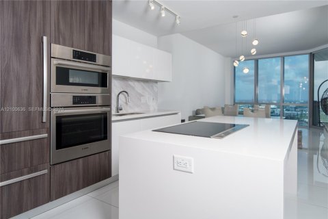 Condo in Miami, Florida, 1 bedroom  № 2401525 - photo 30
