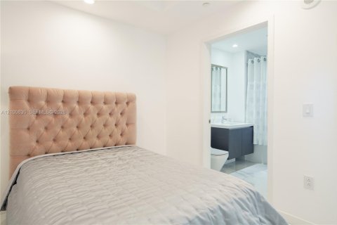 Condo in Miami, Florida, 1 bedroom  № 2401525 - photo 29