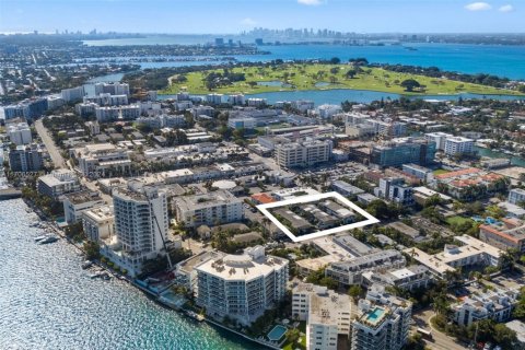 Propiedad comercial en venta en Bay Harbor Islands, Florida № 1459944 - foto 1
