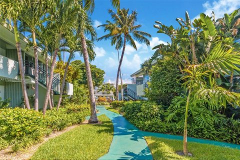 Propiedad comercial en venta en Bay Harbor Islands, Florida № 1459944 - foto 13