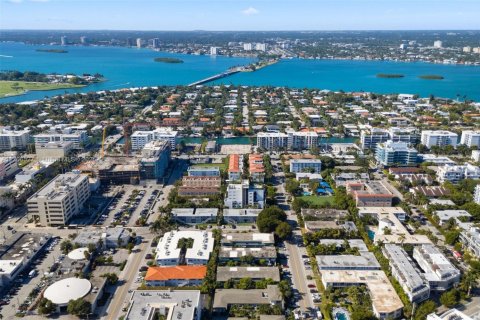 Propiedad comercial en venta en Bay Harbor Islands, Florida № 1459944 - foto 30