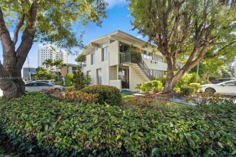 Propiedad comercial en venta en Bay Harbor Islands, Florida № 1459944 - foto 4