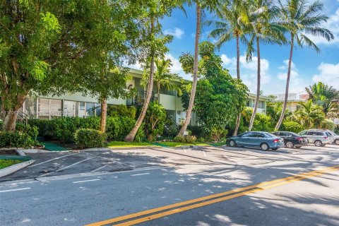 Propiedad comercial en venta en Bay Harbor Islands, Florida № 1459944 - foto 15