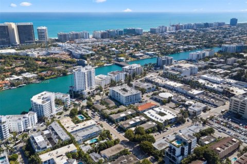 Propiedad comercial en venta en Bay Harbor Islands, Florida № 1459944 - foto 28