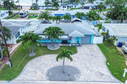House in Madeira Beach, Florida 3 bedrooms, 114.55 sq.m. № 1873659 - photo 1