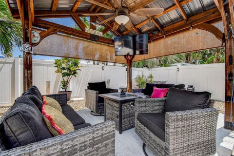 House in Madeira Beach, Florida 3 bedrooms, 114.55 sq.m. № 1873659 - photo 21