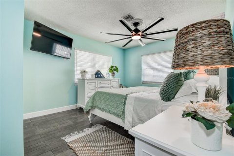 House in Madeira Beach, Florida 3 bedrooms, 114.55 sq.m. № 1873659 - photo 9